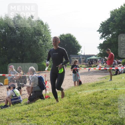 15.06.2025 - 27. Vierlanden-Triathlon KatJ http://msf.ph/oto/7986262 15.06.2025 09:00:55 Schwimmen 217 meine-sportfotos.de