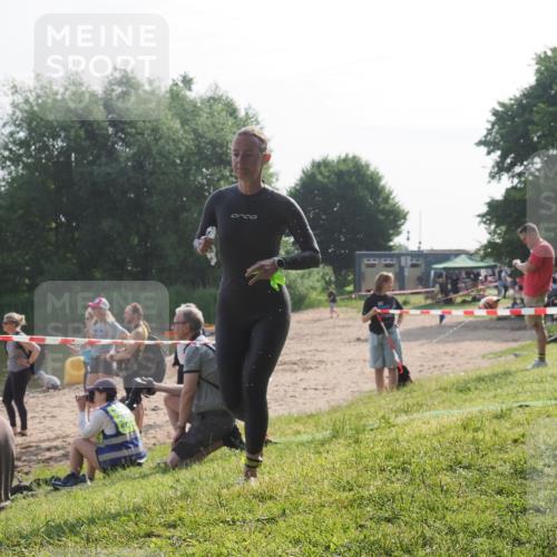 15.06.2025 - 27. Vierlanden-Triathlon KatJ http://msf.ph/oto/7986270 15.06.2025 09:00:55 Schwimmen 217 meine-sportfotos.de