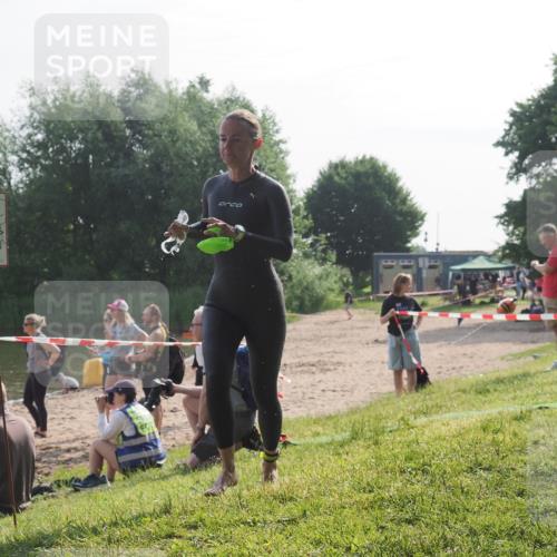 15.06.2025 - 27. Vierlanden-Triathlon KatJ http://msf.ph/oto/7986279 15.06.2025 09:00:55 Schwimmen 217 meine-sportfotos.de