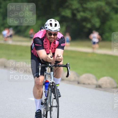 21.06.2025 - 27. Vierlanden-Triathlon H.Heesch http://msf.ph/oto/7986280 15.06.2025 11:33:55 Radfahren 221, 241 meine-sportfotos.de