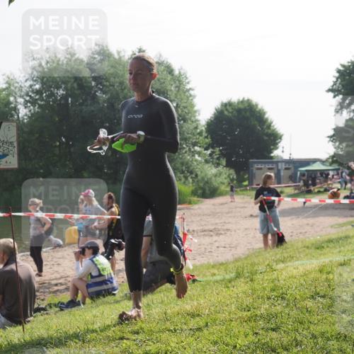15.06.2025 - 27. Vierlanden-Triathlon KatJ http://msf.ph/oto/7986286 15.06.2025 09:00:56 Schwimmen 217 meine-sportfotos.de