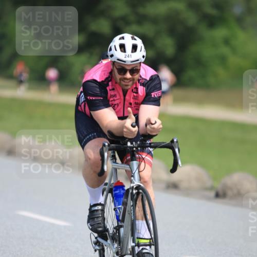21.06.2025 - 27. Vierlanden-Triathlon H.Heesch http://msf.ph/oto/7986287 15.06.2025 11:33:55 Radfahren 221, 241 meine-sportfotos.de