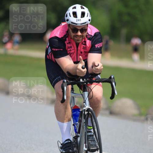 21.06.2025 - 27. Vierlanden-Triathlon H.Heesch http://msf.ph/oto/7986305 15.06.2025 11:33:55 Radfahren 221, 241 meine-sportfotos.de