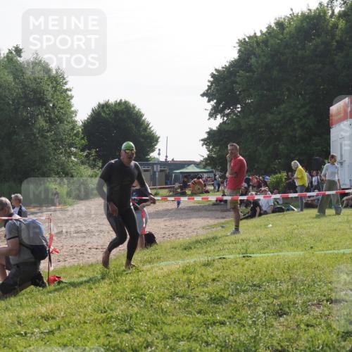 15.06.2025 - 27. Vierlanden-Triathlon KatJ http://msf.ph/oto/7986319 15.06.2025 09:01:01 Schwimmen 217 meine-sportfotos.de