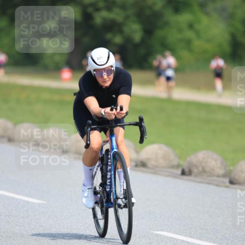 21.06.2025 - 27. Vierlanden-Triathlon H.Heesch http://msf.ph/oto/7986326 15.06.2025 11:33:59 Radfahren 221, 241 meine-sportfotos.de