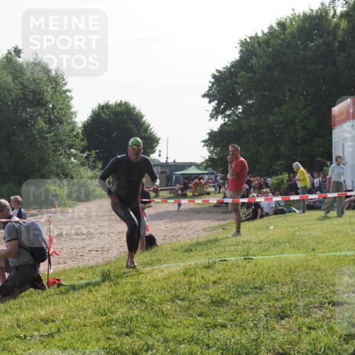 15.06.2025 - 27. Vierlanden-Triathlon KatJ http://msf.ph/oto/7986327 15.06.2025 09:01:01 Schwimmen 217 meine-sportfotos.de
