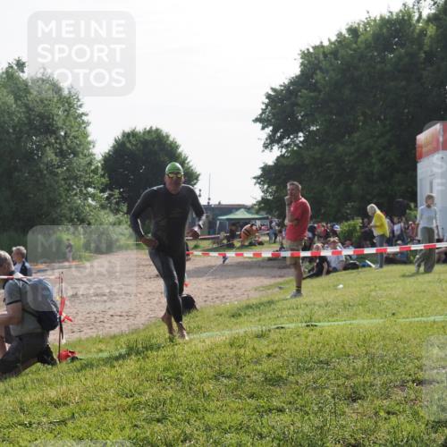 15.06.2025 - 27. Vierlanden-Triathlon KatJ http://msf.ph/oto/7986333 15.06.2025 09:01:01 Schwimmen 217 meine-sportfotos.de