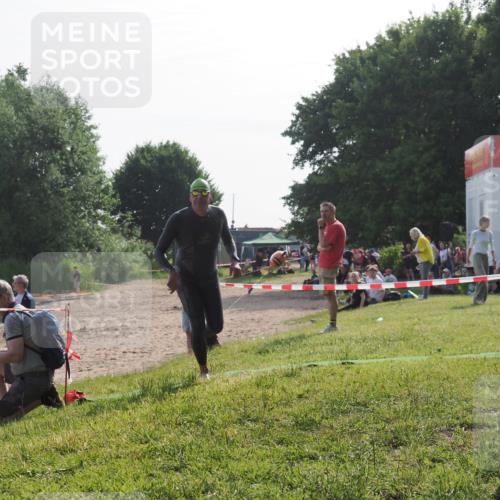 15.06.2025 - 27. Vierlanden-Triathlon KatJ http://msf.ph/oto/7986341 15.06.2025 09:01:02 Schwimmen 217 meine-sportfotos.de