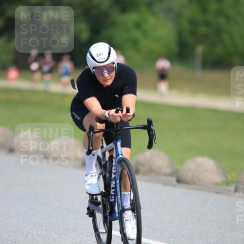 21.06.2025 - 27. Vierlanden-Triathlon H.Heesch http://msf.ph/oto/7986344 15.06.2025 11:34:00 Radfahren 221, 654 meine-sportfotos.de