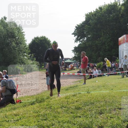 15.06.2025 - 27. Vierlanden-Triathlon KatJ http://msf.ph/oto/7986358 15.06.2025 09:01:02 Schwimmen 217 meine-sportfotos.de
