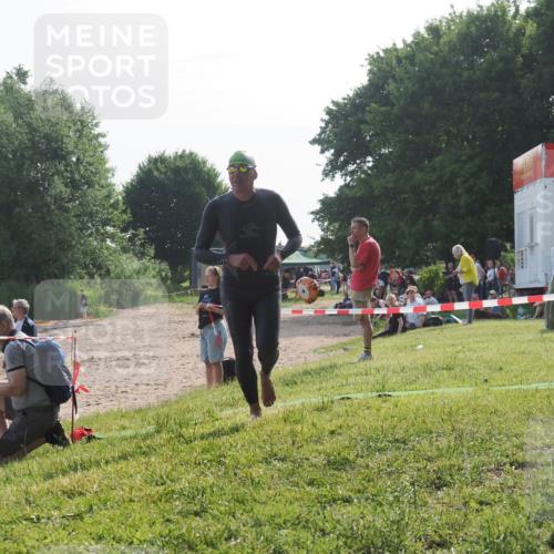 15.06.2025 - 27. Vierlanden-Triathlon KatJ http://msf.ph/oto/7986372 15.06.2025 09:01:02 Schwimmen 217 meine-sportfotos.de