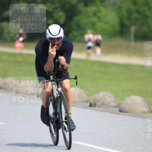 21.06.2025 - 27. Vierlanden-Triathlon H.Heesch http://msf.ph/oto/7986373 15.06.2025 11:34:01 Radfahren 221, 654, 711 meine-sportfotos.de