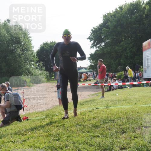 15.06.2025 - 27. Vierlanden-Triathlon KatJ http://msf.ph/oto/7986392 15.06.2025 09:01:03 Schwimmen 217 meine-sportfotos.de