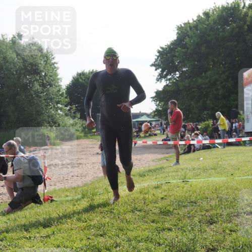 15.06.2025 - 27. Vierlanden-Triathlon KatJ http://msf.ph/oto/7986403 15.06.2025 09:01:03 Schwimmen 217 meine-sportfotos.de