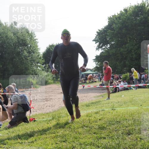 15.06.2025 - 27. Vierlanden-Triathlon KatJ http://msf.ph/oto/7986405 15.06.2025 09:01:03 Schwimmen 217 meine-sportfotos.de