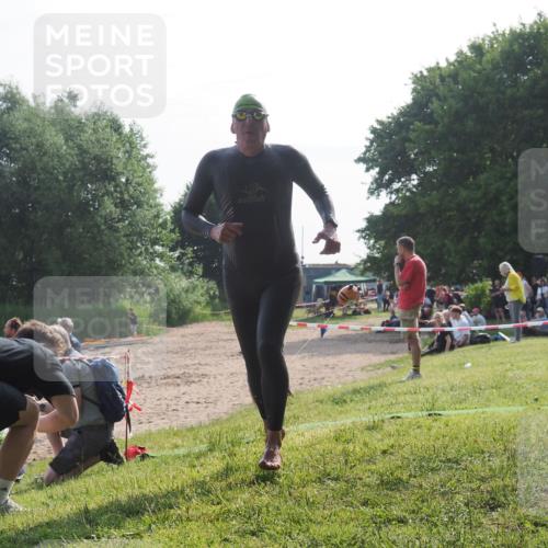 15.06.2025 - 27. Vierlanden-Triathlon KatJ http://msf.ph/oto/7986409 15.06.2025 09:01:03 Schwimmen 217 meine-sportfotos.de