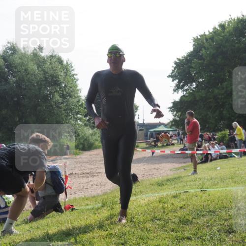 15.06.2025 - 27. Vierlanden-Triathlon KatJ http://msf.ph/oto/7986419 15.06.2025 09:01:03 Schwimmen 217 meine-sportfotos.de