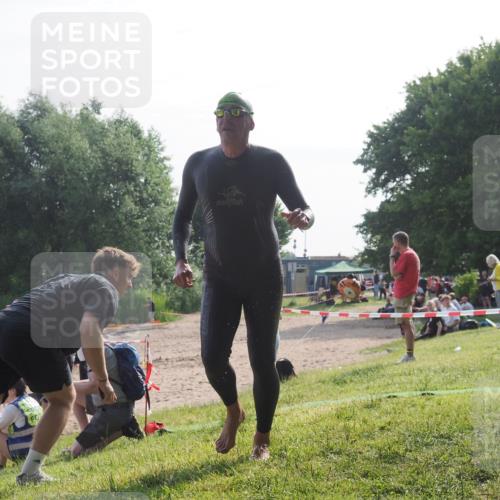 15.06.2025 - 27. Vierlanden-Triathlon KatJ http://msf.ph/oto/7986430 15.06.2025 09:01:03 Schwimmen 217 meine-sportfotos.de