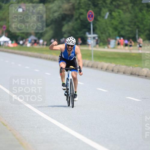 21.06.2025 - 27. Vierlanden-Triathlon H.Heesch http://msf.ph/oto/7986448 15.06.2025 11:34:11 Radfahren 654, 685, 711, 806 meine-sportfotos.de