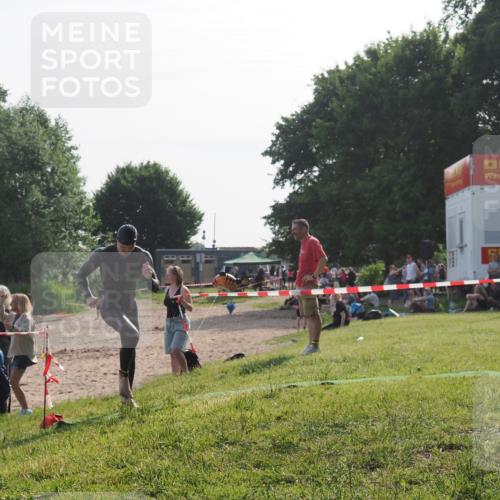 15.06.2025 - 27. Vierlanden-Triathlon KatJ http://msf.ph/oto/7986458 15.06.2025 09:01:50 Schwimmen 206, 242 meine-sportfotos.de