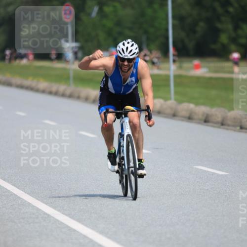 21.06.2025 - 27. Vierlanden-Triathlon H.Heesch http://msf.ph/oto/7986488 15.06.2025 11:34:12 Radfahren 654, 685, 711, 806 meine-sportfotos.de