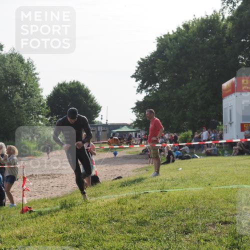 15.06.2025 - 27. Vierlanden-Triathlon KatJ http://msf.ph/oto/7986495 15.06.2025 09:01:50 Schwimmen 206, 242 meine-sportfotos.de
