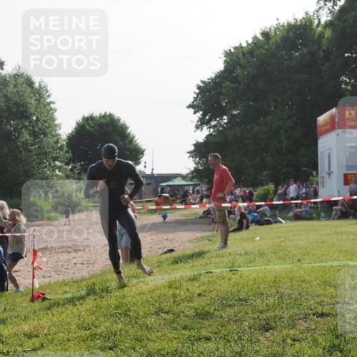 15.06.2025 - 27. Vierlanden-Triathlon KatJ http://msf.ph/oto/7986513 15.06.2025 09:01:50 Schwimmen 206, 242 meine-sportfotos.de