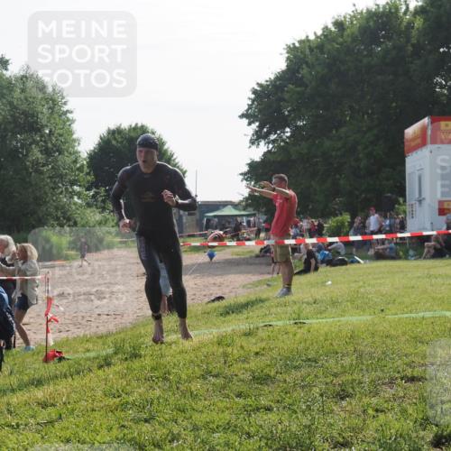 15.06.2025 - 27. Vierlanden-Triathlon KatJ http://msf.ph/oto/7986530 15.06.2025 09:01:50 Schwimmen 206, 242 meine-sportfotos.de