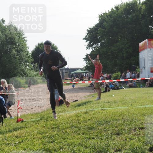 15.06.2025 - 27. Vierlanden-Triathlon KatJ http://msf.ph/oto/7986535 15.06.2025 09:01:50 Schwimmen 206, 242 meine-sportfotos.de