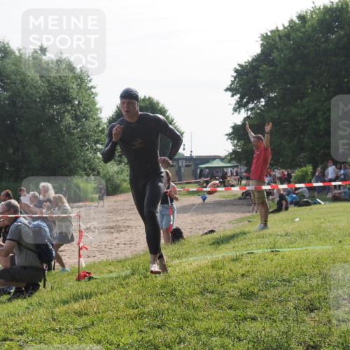 15.06.2025 - 27. Vierlanden-Triathlon KatJ http://msf.ph/oto/7986545 15.06.2025 09:01:51 Schwimmen 206, 242 meine-sportfotos.de
