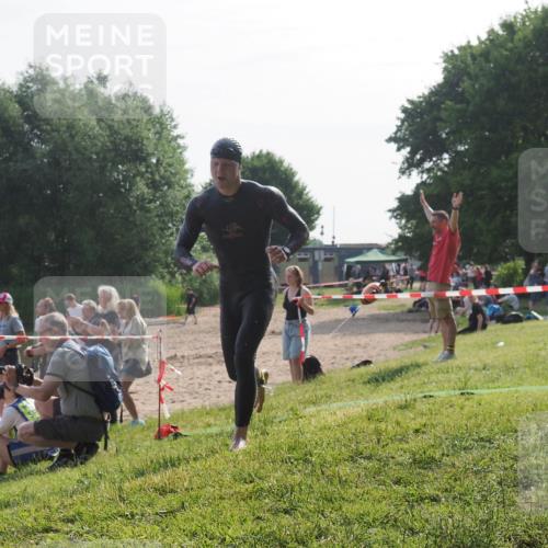 15.06.2025 - 27. Vierlanden-Triathlon KatJ http://msf.ph/oto/7986552 15.06.2025 09:01:51 Schwimmen 206, 242 meine-sportfotos.de