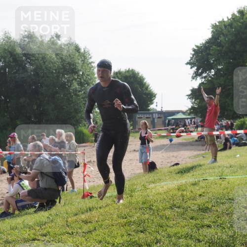 15.06.2025 - 27. Vierlanden-Triathlon KatJ http://msf.ph/oto/7986557 15.06.2025 09:01:51 Schwimmen 206, 242 meine-sportfotos.de