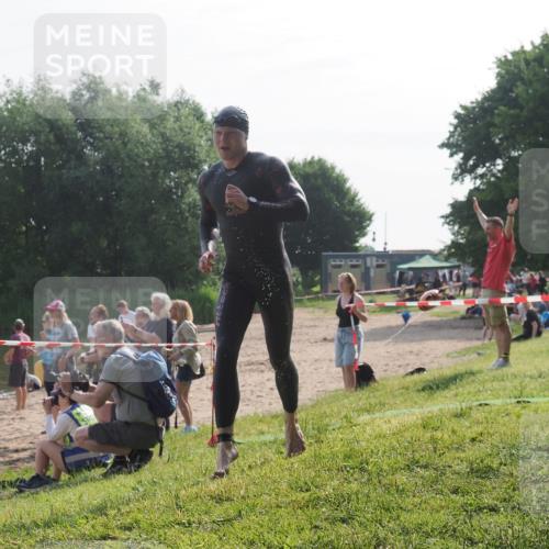 15.06.2025 - 27. Vierlanden-Triathlon KatJ http://msf.ph/oto/7986560 15.06.2025 09:01:51 Schwimmen 206, 242 meine-sportfotos.de