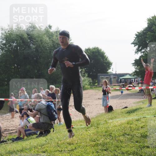 15.06.2025 - 27. Vierlanden-Triathlon KatJ http://msf.ph/oto/7986565 15.06.2025 09:01:51 Schwimmen 206, 242 meine-sportfotos.de