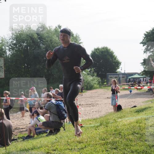15.06.2025 - 27. Vierlanden-Triathlon KatJ http://msf.ph/oto/7986569 15.06.2025 09:01:51 Schwimmen 206, 242 meine-sportfotos.de
