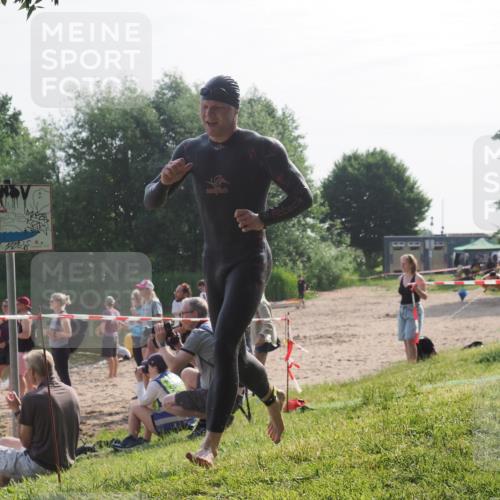 15.06.2025 - 27. Vierlanden-Triathlon KatJ http://msf.ph/oto/7986576 15.06.2025 09:01:51 Schwimmen 206, 242 meine-sportfotos.de