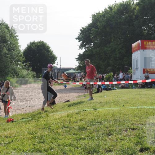 15.06.2025 - 27. Vierlanden-Triathlon KatJ http://msf.ph/oto/7986586 15.06.2025 09:01:55 Schwimmen 196, 206, 214, 242 meine-sportfotos.de