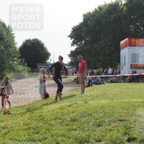 15.06.2025 - 27. Vierlanden-Triathlon KatJ http://msf.ph/oto/7986600 15.06.2025 09:01:55 Schwimmen 196, 206, 214, 242 meine-sportfotos.de