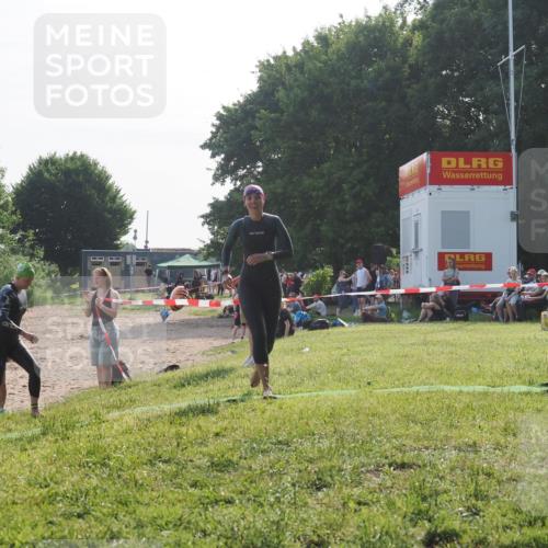 15.06.2025 - 27. Vierlanden-Triathlon KatJ http://msf.ph/oto/7986604 15.06.2025 09:01:56 Schwimmen 196, 206, 214, 242 meine-sportfotos.de