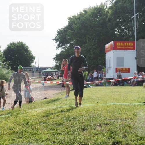 15.06.2025 - 27. Vierlanden-Triathlon KatJ http://msf.ph/oto/7986628 15.06.2025 09:01:57 Schwimmen 196, 206, 214, 242 meine-sportfotos.de