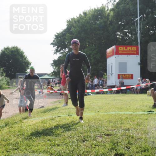 15.06.2025 - 27. Vierlanden-Triathlon KatJ http://msf.ph/oto/7986645 15.06.2025 09:01:57 Schwimmen 196, 206, 214, 242 meine-sportfotos.de