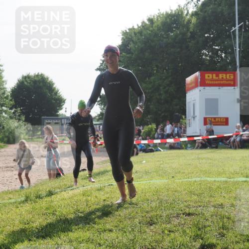15.06.2025 - 27. Vierlanden-Triathlon KatJ http://msf.ph/oto/7986655 15.06.2025 09:01:58 Schwimmen 196, 206, 214, 242 meine-sportfotos.de