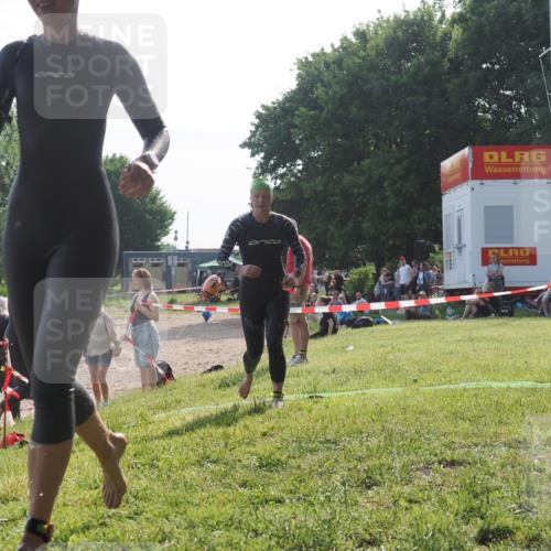 15.06.2025 - 27. Vierlanden-Triathlon KatJ http://msf.ph/oto/7986666 15.06.2025 09:01:59 Schwimmen 196, 206, 214, 242 meine-sportfotos.de