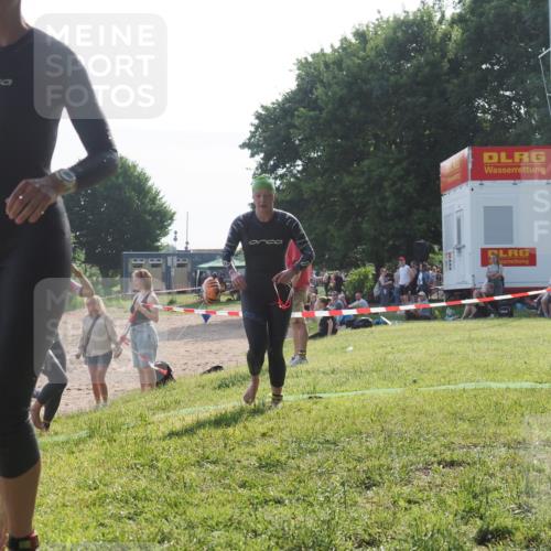 15.06.2025 - 27. Vierlanden-Triathlon KatJ http://msf.ph/oto/7986670 15.06.2025 09:01:59 Schwimmen 196, 206, 214, 242 meine-sportfotos.de