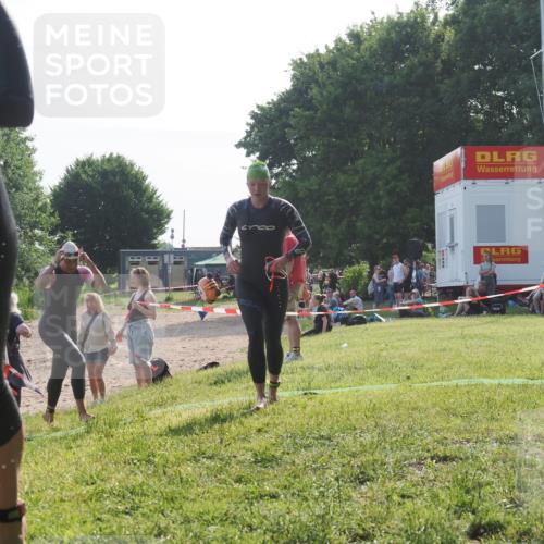 15.06.2025 - 27. Vierlanden-Triathlon KatJ http://msf.ph/oto/7986678 15.06.2025 09:01:59 Schwimmen 196, 206, 214, 242 meine-sportfotos.de