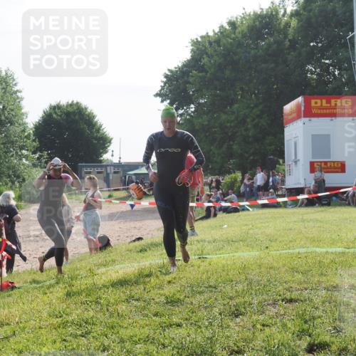 15.06.2025 - 27. Vierlanden-Triathlon KatJ http://msf.ph/oto/7986682 15.06.2025 09:01:59 Schwimmen 196, 206, 214, 242 meine-sportfotos.de