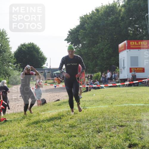 15.06.2025 - 27. Vierlanden-Triathlon KatJ http://msf.ph/oto/7986688 15.06.2025 09:01:59 Schwimmen 196, 206, 214, 242 meine-sportfotos.de