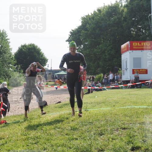 15.06.2025 - 27. Vierlanden-Triathlon KatJ http://msf.ph/oto/7986693 15.06.2025 09:01:59 Schwimmen 196, 206, 214, 242 meine-sportfotos.de