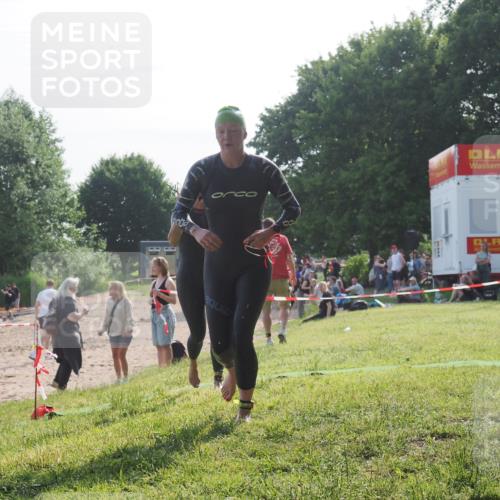 15.06.2025 - 27. Vierlanden-Triathlon KatJ http://msf.ph/oto/7986734 15.06.2025 09:02:00 Schwimmen 196, 206, 214 meine-sportfotos.de