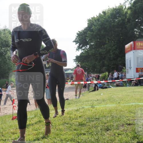 15.06.2025 - 27. Vierlanden-Triathlon KatJ http://msf.ph/oto/7986750 15.06.2025 09:02:01 Schwimmen 196, 206, 214 meine-sportfotos.de
